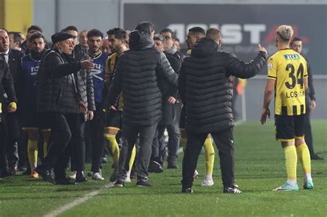 Turkish Süper Lig Chaos: Istanbulspor President Orders Players to Leave Field After Missed ...