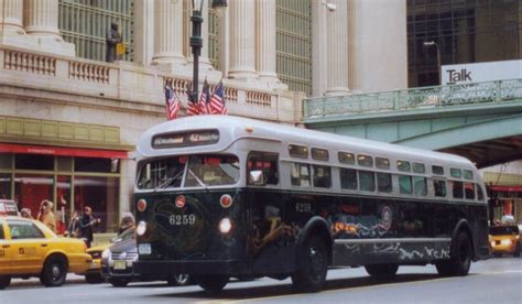 A Vintage Holiday Bus Is Now Riding Around NYC