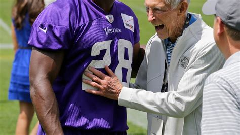 Jerry Burns, former Vikings coach known for wit, dies at 94