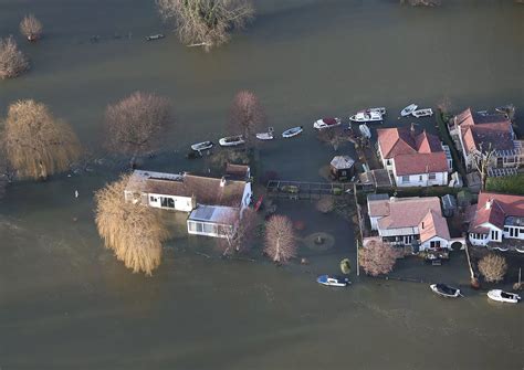 Best 20 aerial shots of flooding along the Thames - Mirror Online