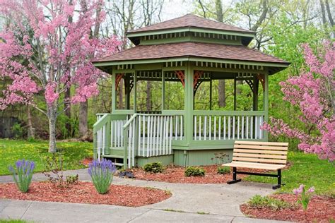 10 Ideas for Landscaping with Gazebos