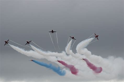 Red arrows, display, jet, smoke, formation - free image from needpix.com