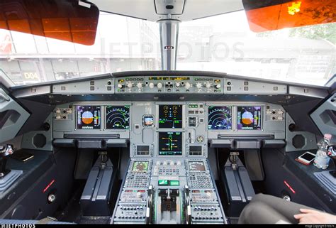 G-EZOT | Airbus A320-214 | easyJet | Nils N. | JetPhotos