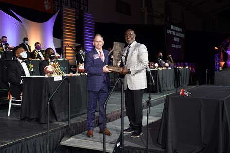 Brian Dawkins Lifetime Achievement Award – Clemson Tigers Official ...