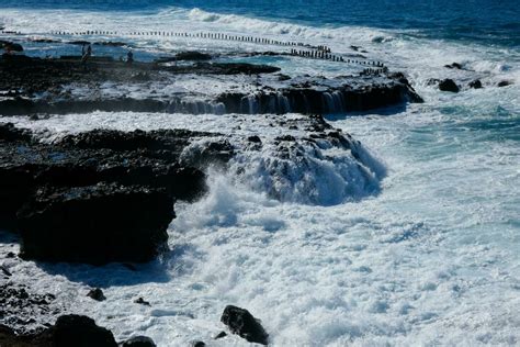 Large waves crashing against the rocks in the ocean 23327564 Stock ...