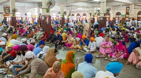 5 Reasons Why You Must Eat The Langar At Amritsar's Golden Temple | Curly Tales