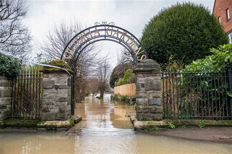 Tewkesbury flooding in pictures - shocking conditions for drivers and pedestrians ...