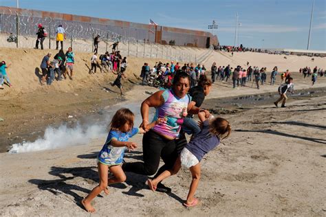 Estados Unidos cierra el paso por Tijuana después de una embestida de ...