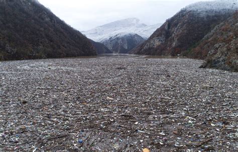 Bosnie-Herzégovine: Une rivière devient une décharge à ciel ouvert ...