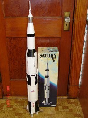 Rocketry Products - Estes - Saturn V {Kit} (2001)