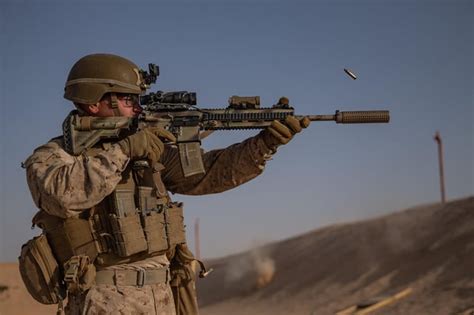 US Marine firing an M27 infantry automatic rifle [2048x1365] : r ...