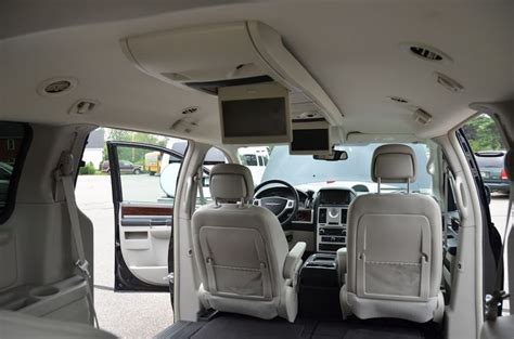 The front view of the Interior of the 2010 Chrysler Town and Country ...