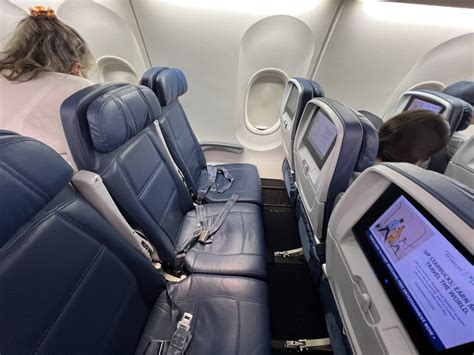 Delta's refurbishment effort shines through on 31-year old 757 - Runway ...