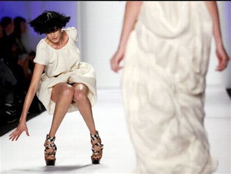 40 Curious catwalk fails | Curious, Funny Photos / Pictures