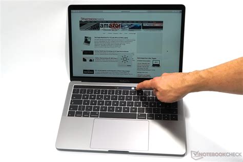 El primer MacBook Pro de Apple con Touch Bar se une a la lista de ...