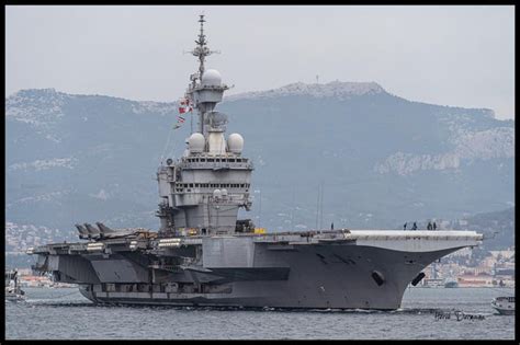 The aircraft carrier Charles de Gaulle and its Rafale M in Toulon ...