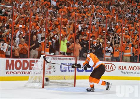 Photo: Flyers Jeff Carter scores against Chicago during the 2010 Stanley Cup Final ...