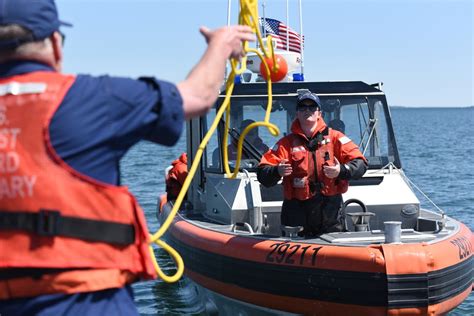 DVIDS - Images - Coast Guard reserve members conduct boat crew training ...