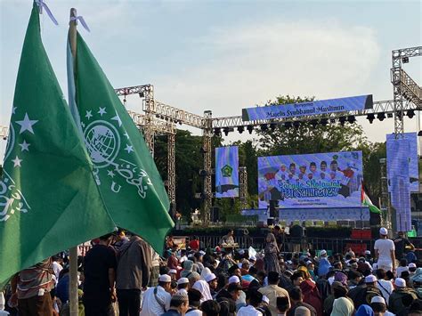 Syekhermania Mulai Berdatangan di Lapangan Kodam V/Brawijaya untuk Mengikuti Parade Sholawat ...