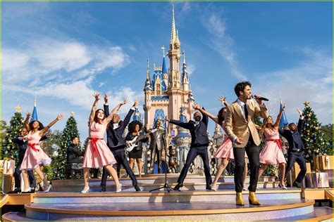 Disney Christmas Parade 2021 - Full Performers List Revealed!: Photo ...