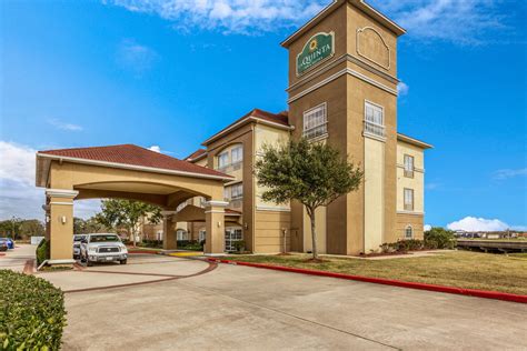 La Quinta Inn & Suites by Wyndham Angleton | Angleton, TX Hotels