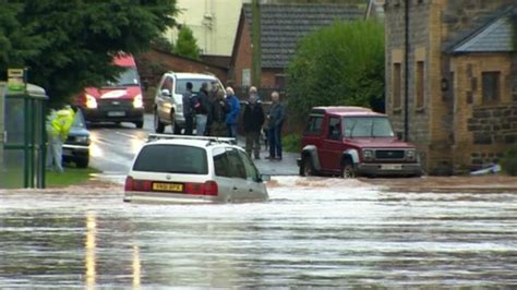 Rain leads to Somerset flooding problems - BBC News