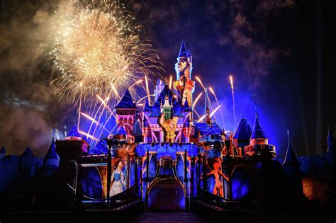 Best Disneyland dining packages with great show access