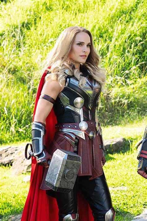 Natalie Portman as The Mighty Thor in Thor: Love and Thunder (2022 ...