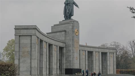 Germans Protect Memorials to Soviet Troops Who Defeated Nazis - The New ...