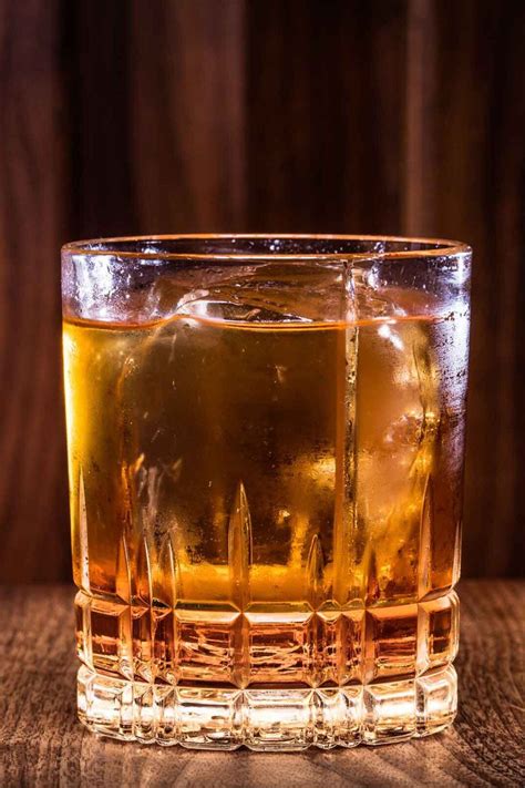 24 Best Whiskey Cocktails - Drink Recipes to Mix With Whiskey & Bourbon