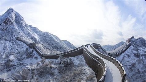 Stunning images show the Great Wall of China in a blanket of snow | Daily Mail Online