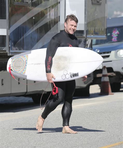 Luke Hemsworth Shows Off His Surfing Skills in Malibu – Celeb Donut