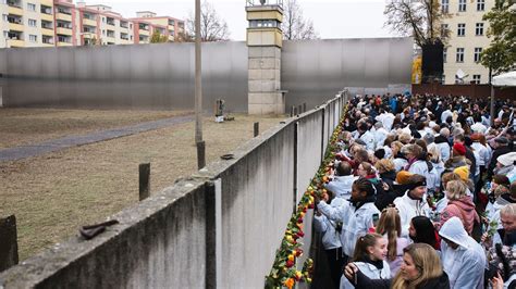 Berlin Wall anniversary: Germany marks 30 years since barrier's fall