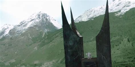 LOTR: Why Didn't Saruman Take Gandalf's Ring Of Power On Orthanc?