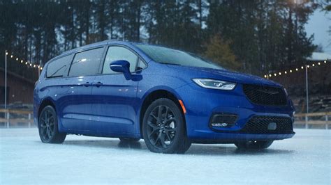 2022 Chrysler Minivans: Pacifica Adds Entertainment, Voyager Goes Fleet ...