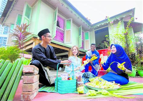 hiasan di rumah sewaktu perayaan hari raya aidilfitri - Alan Lawrence