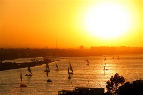 Mideast in Pictures: Beautiful sunset, quiet Nile sailboats - Xinhua | English.news.cn