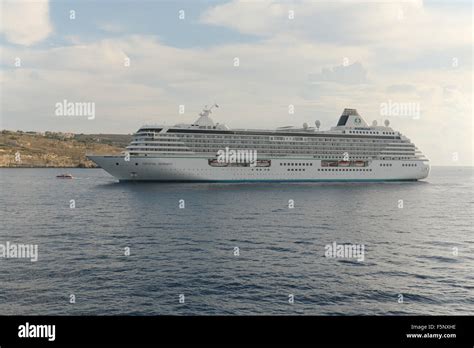 Cruise ship "Crystal Serenity Stock Photo - Alamy