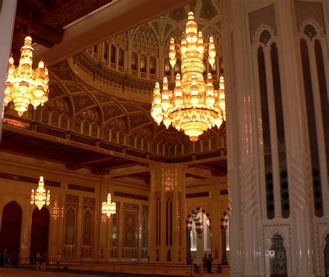 SULTAN QABOOS GRAND MOSQUE, MUSCAT, OMAN The crystal chandelier with ...