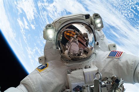 File:Astronaut Mike Hopkins on Dec. 24 Spacewalk.jpg - Wikimedia Commons