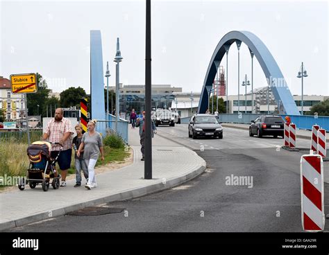 Pedestrians and cars crossing the city bridge in Frankfurt/Oder ...