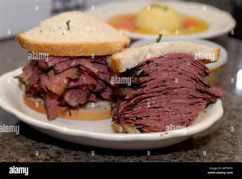 Pastrami sandwich second avenue deli hi-res stock photography and ...