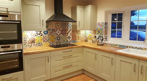 Угловые кухни с мозаикой 95 фото