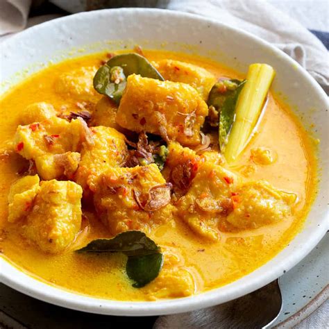 Creamy Indonesian Curry Recipe with Fish (Kari Ikan)