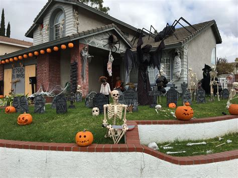 Front Yard Halloween 2017 | Front yard halloween, Halloween decorations ...