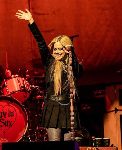 avril lavigne • Mainstream Sellout tour (2022) in 2023 | Avril lavigne, Women in music, Black star