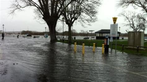 Weather disruption in Dorset coastal areas - BBC News