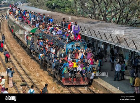 Overcrowded train loaded with pilgrims at the end of Bishwa Ijtema ...