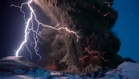 lightning strikes volcano in Iceland | Volcano lightning, Volcano ...