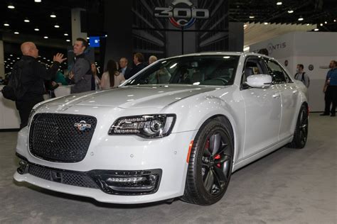 Up Close With the 2023 Chrysler 300C: If It’s Too Loud, It Might Also Be Too Old | Cars.com